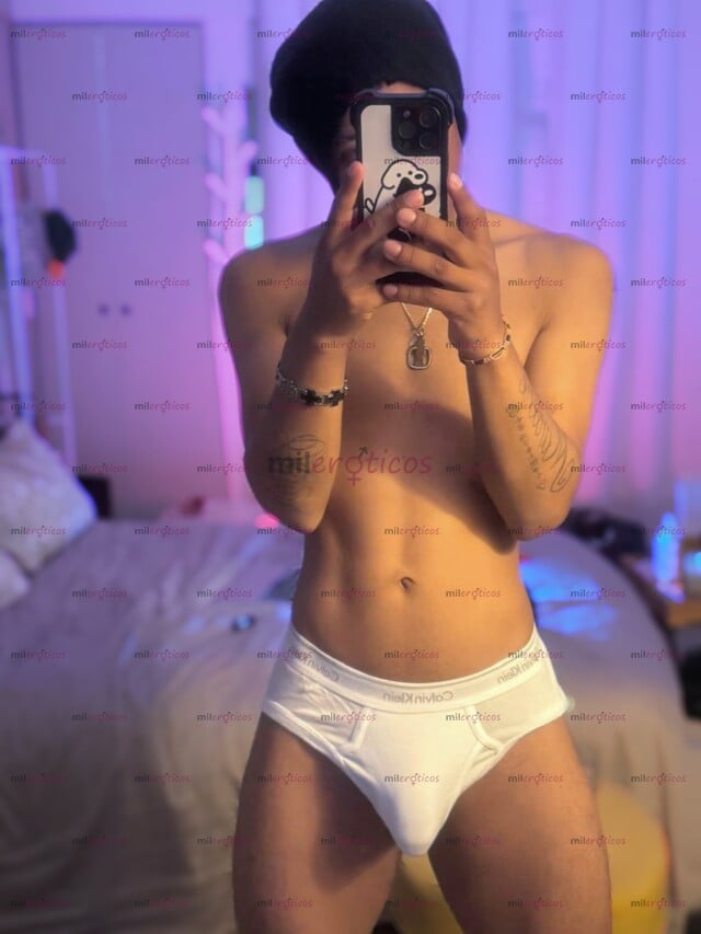 FOTOS DE SEXUALMENTE ACTIVO Y NO TEME TOMAR EL CONTROL, MOSTRANDO SU LADO MÁS DOMINANTE
