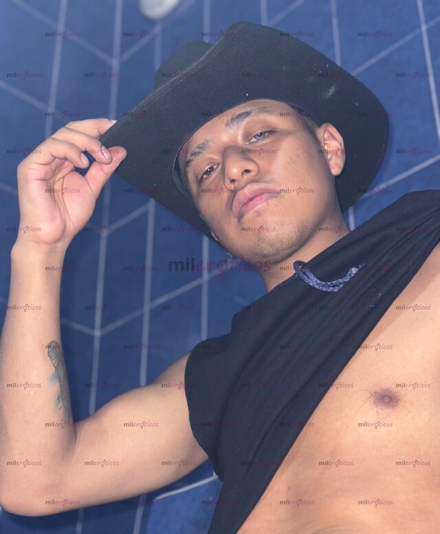 FOTOS DE SEXUALMENTE ACTIVO Y NO TEME TOMAR EL CONTROL, MOSTRANDO SU LADO MÁS DOMINANTE