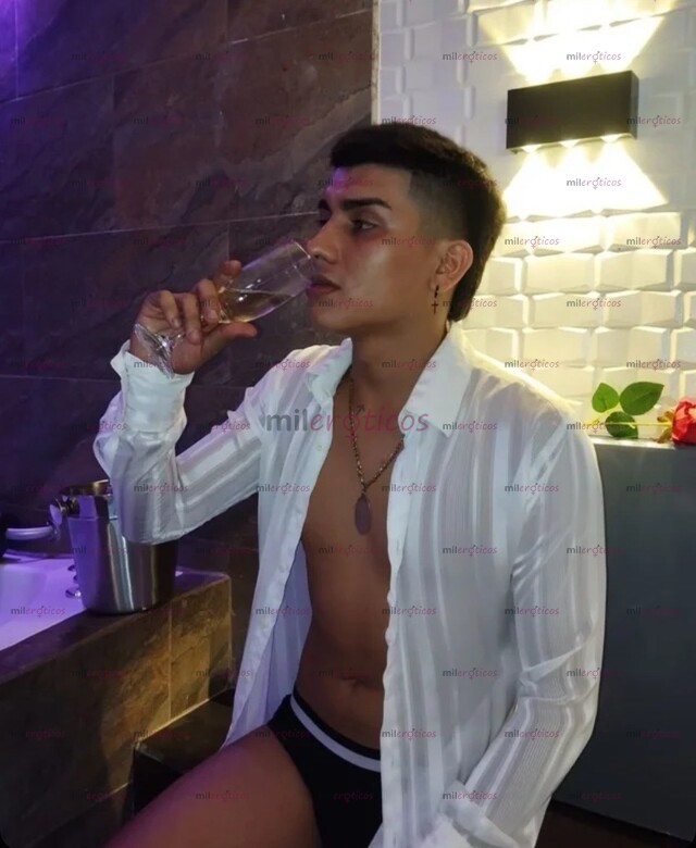 FOTOS DE JOVEN RELAJADO SERIO, CON GANAS DE HACER LO QUE MÁS TE GUSTA