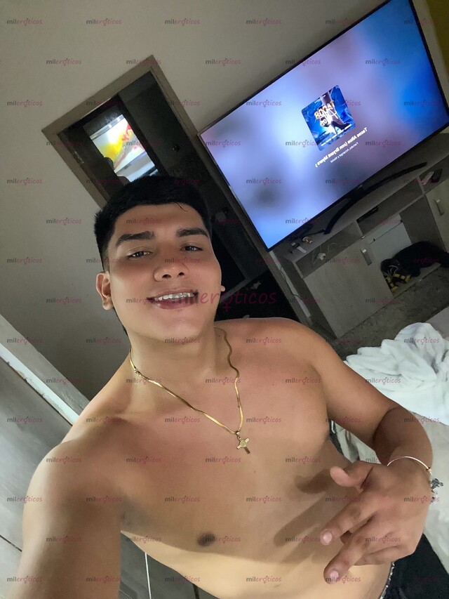 FOTOS DE JOVEN RELAJADO SERIO, CON GANAS DE HACER LO QUE MÁS TE GUSTA