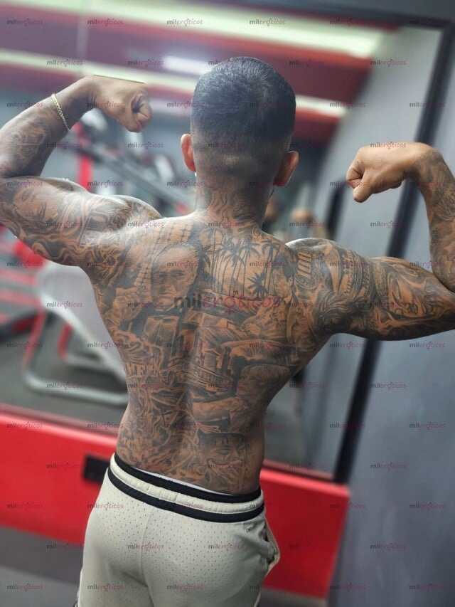FOTOS DE MACHO DOMINANTE SEXY MUSCULOSO TATUADO BIEN DOTADO