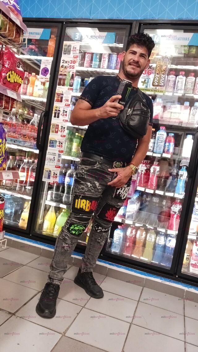 FOTOS DE CHICO CUBANO ACTIVO BIEN DOTADO Y CALIENTE DISPONIBLE PARA TI