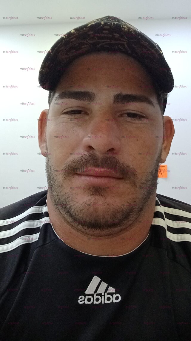 FOTOS DE CHICO CUBANO ACTIVO BIEN DOTADO Y CALIENTE DISPONIBLE PARA TI