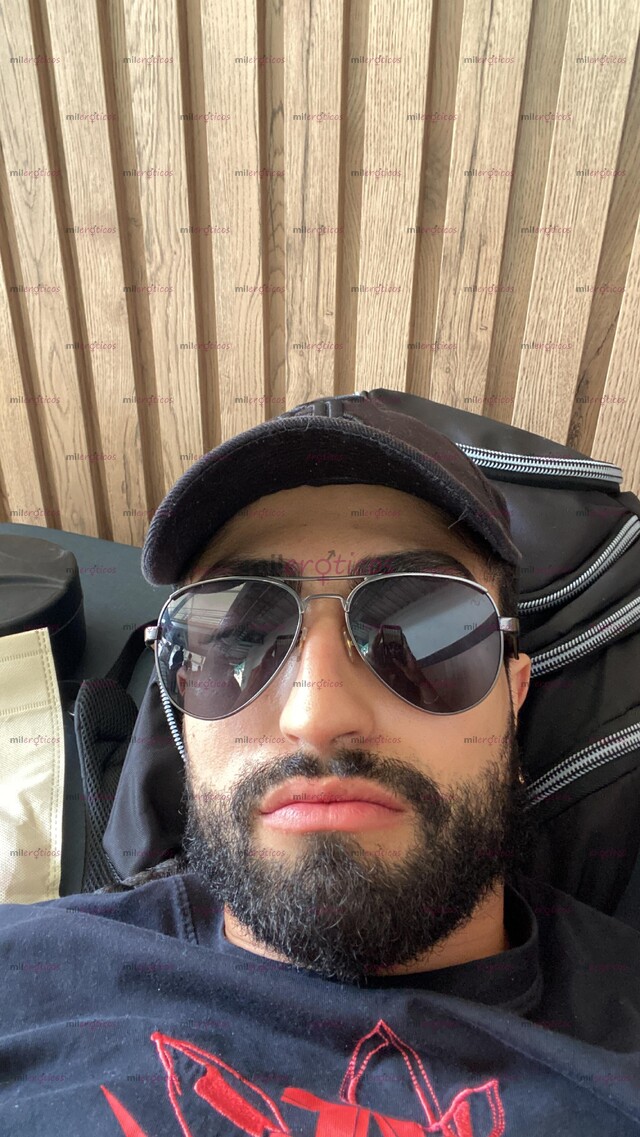 FOTOS DE JOVEN DE RASGOS ÁRABES, CACHONDO, COMPLACIENTE Y MASCULINO.