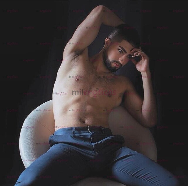 FOTOS DE JOVEN DE RASGOS ÁRABES, CACHONDO, COMPLACIENTE Y MASCULINO.