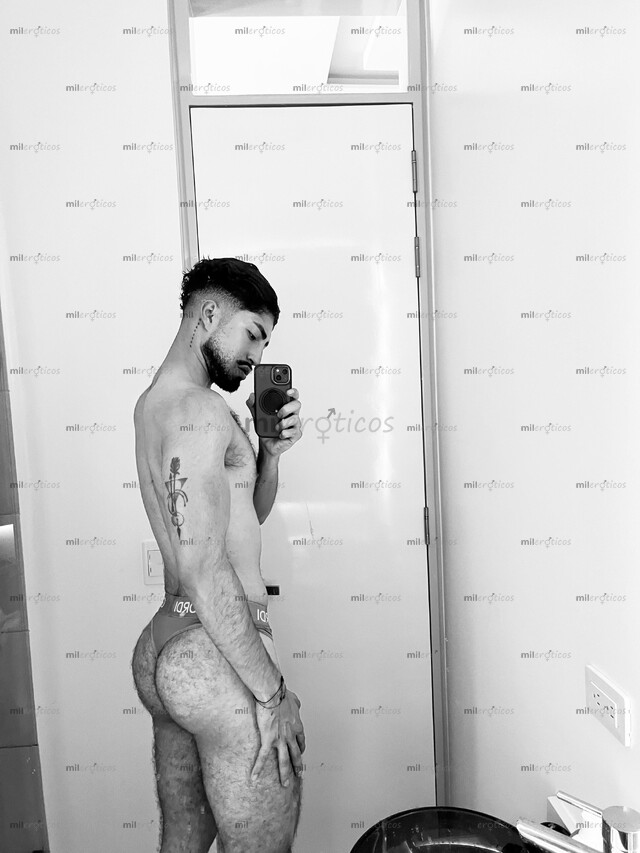 FOTOS DE JOVEN DE RASGOS ÁRABES, CACHONDO, COMPLACIENTE Y MASCULINO.