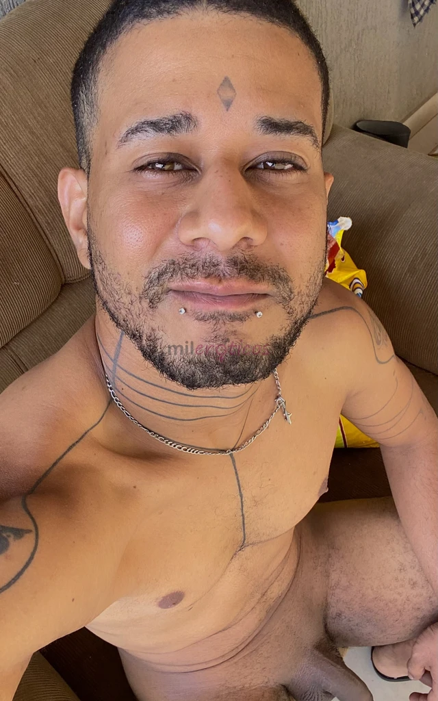 Sou um cara de boa chileno bem tranquilo se quiser marcar pra nos conhecer e so falar pelo zap nao peco dinheiro adiantado todo no sigilo 28 anos19 cm...