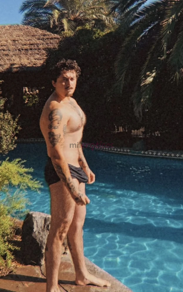 Alto varonil con rulos castanos y ojos verdes intensos se como hacerte sentir deseada admirada y completamente satisfecha con clase y discrecion absol...