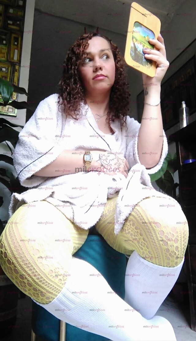 FOTOS DE LO HAGO CHORRIAR A PENAS ME LA META POR EL CULO!!