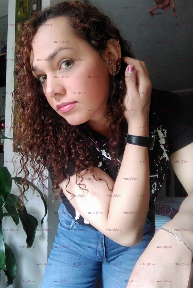 FOTOS DE LO HAGO CHORRIAR A PENAS ME LA META POR EL CULO!!