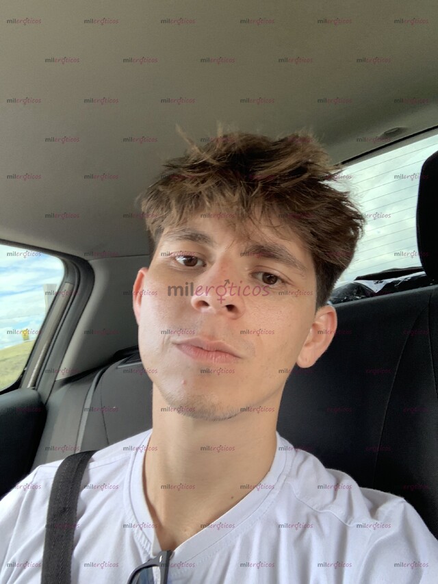 FOTOS DE LEÓN: PASIVO, COMPLACIENTE, CON GANAS DE VERGA EN BOGOTÁ.