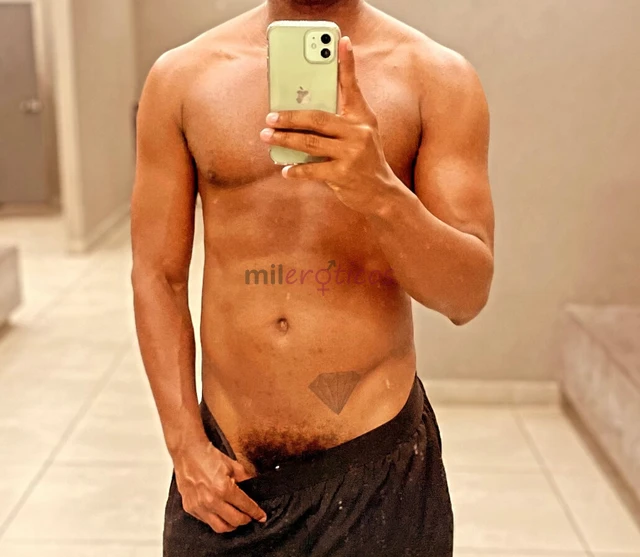 Leo baiano jovem negro e gostoso atendo homens e casais amp voce pode fazer tudo o que voce quiser atendo tambem em seu local hotel ou motel faco mass...