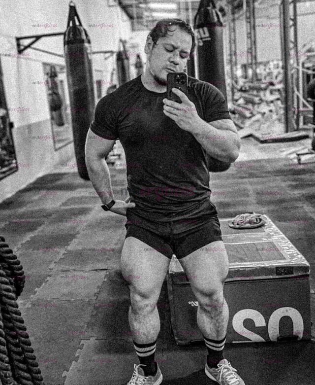 FOTOS DE HOMBRE CORPULENTO COMPLACIENTE Y CACHONDO