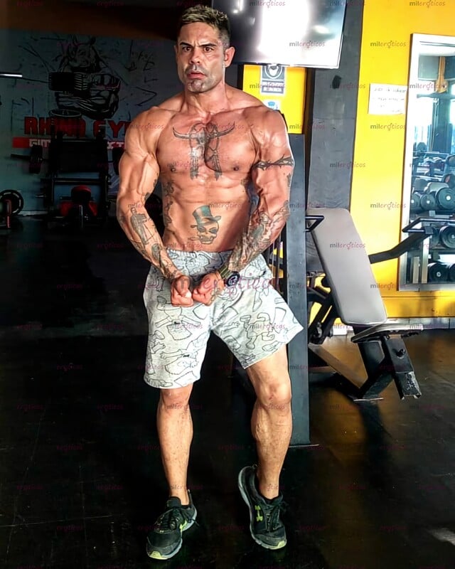 FOTOS DE MACHO MADURO CULTURISTA FITNESS CUERPAZO Y VERGOTA