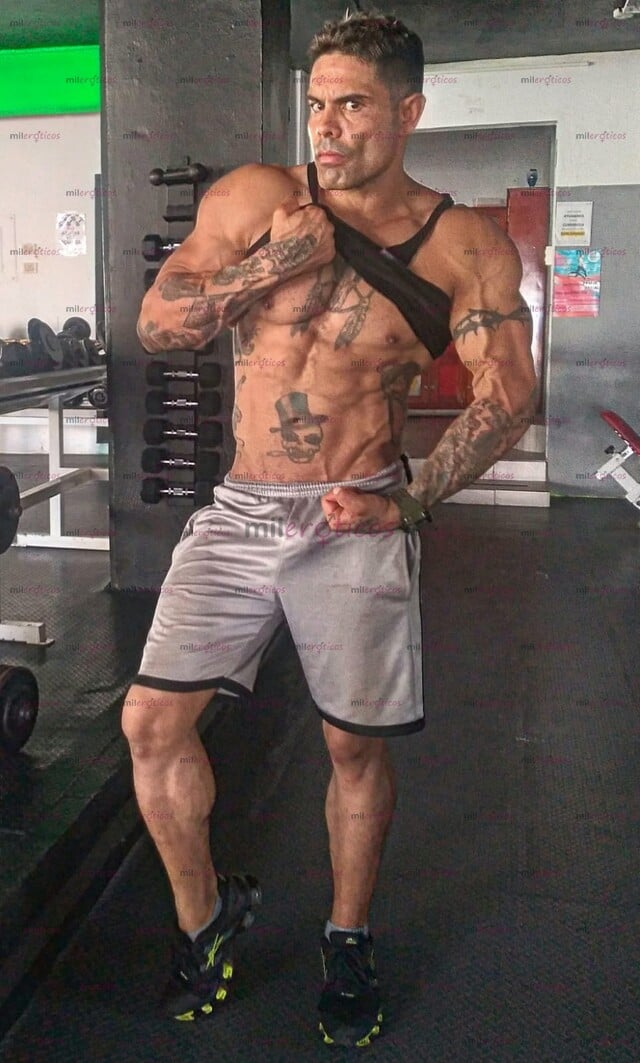 FOTOS DE MACHO MADURO CULTURISTA FITNESS CUERPAZO Y VERGOTA