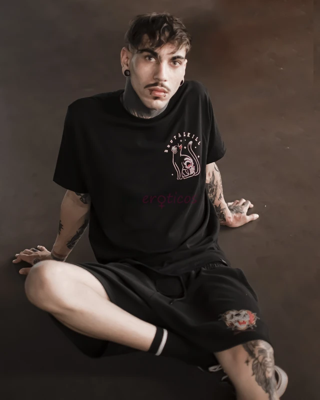 Novinho tatuado olhos verdes viciado em mamada e comer cuzinho vendo pack de videos e fotos 18 realizo fetiches 1 85 de altura pes 43 adoro gozar dent...