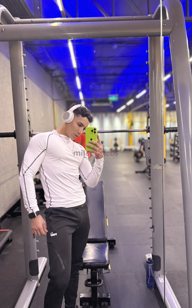 Hola soy sebas dotado lechero con 19 cm para hacerte gozar el servicio incluye trato de novios caricias morbo sexo oral penetracion adicionales trios...