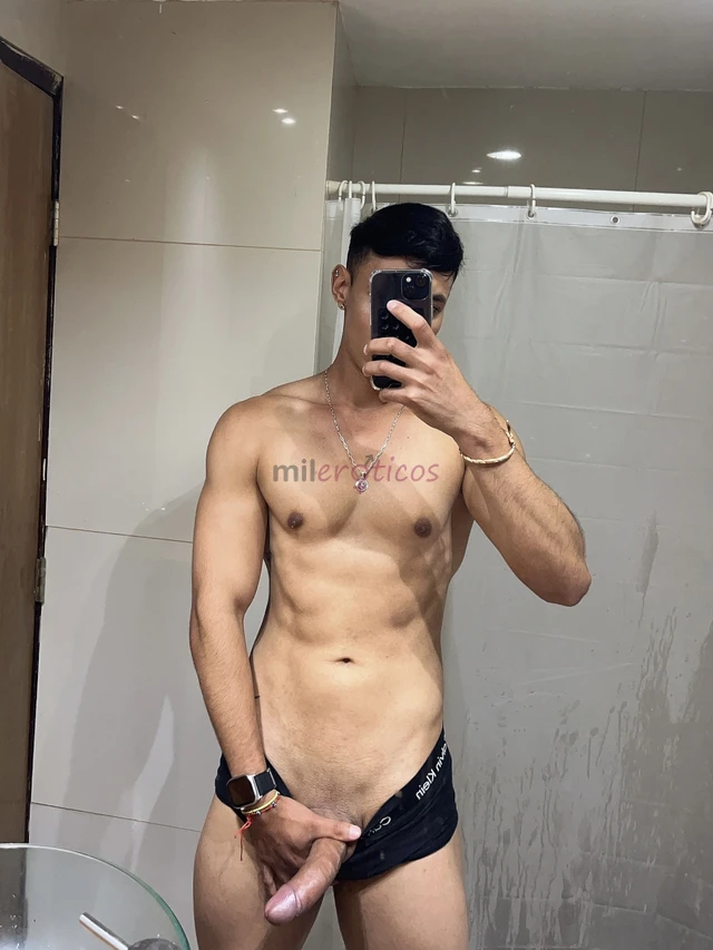 Hola soy sebas dotado lechero con 19 cm para hacerte gozar el servicio incluye trato de novios caricias morbo sexo oral penetracion adicionales trios...