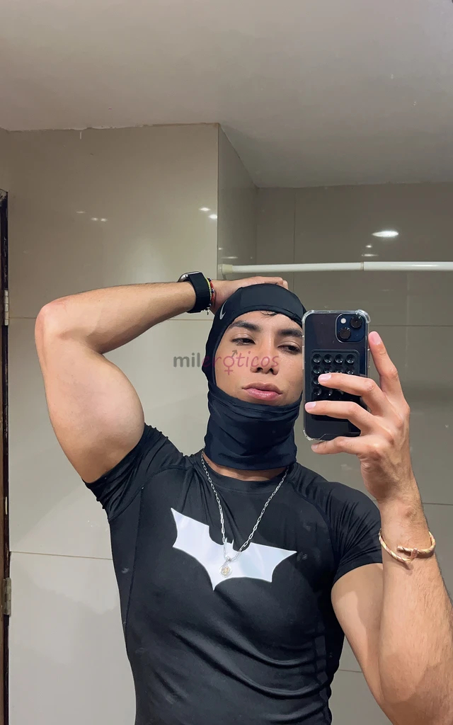 Hola soy sebas dotado lechero con 19 cm para hacerte gozar el servicio incluye trato de novios caricias morbo sexo oral penetracion adicionales trios...