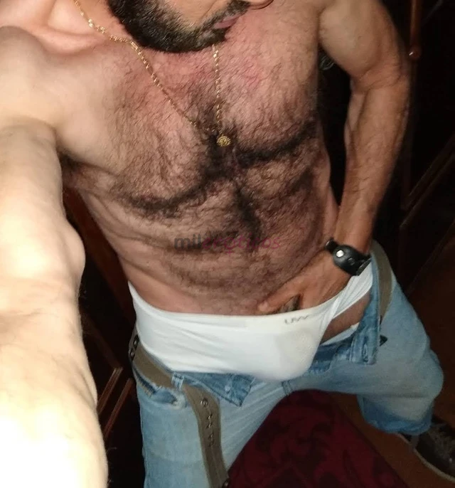 Prazer edu leone 42 anos moreno claro sou versatil passivo porem bem masculo e posturado estilo hetero putao com 1 80 m 80 kg corpo atletico moderadam...