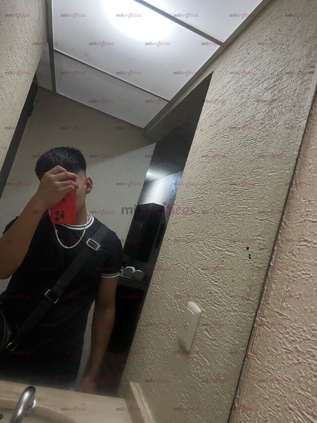 FOTOS DE JOVEN DE 18 AÑOS LLENO DE COLAGENO Y MUCHAS GANAS DE COJER