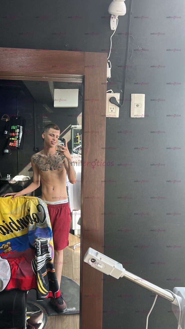 FOTOS DE JOVEN TATUADO DE 19 AÑOS EN BUSCA DE MUJERES QUE QUIERAN CUMPLIR SUS DESEOS