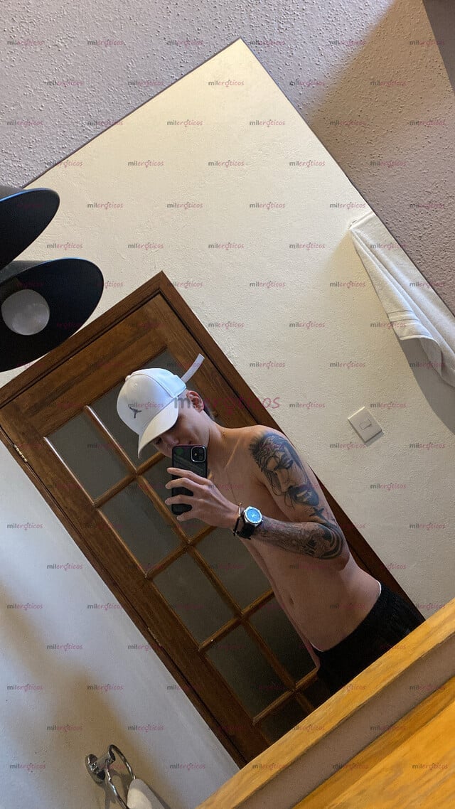 FOTOS DE JOVEN TATUADO DE 19 AÑOS EN BUSCA DE MUJERES QUE QUIERAN CUMPLIR SUS DESEOS