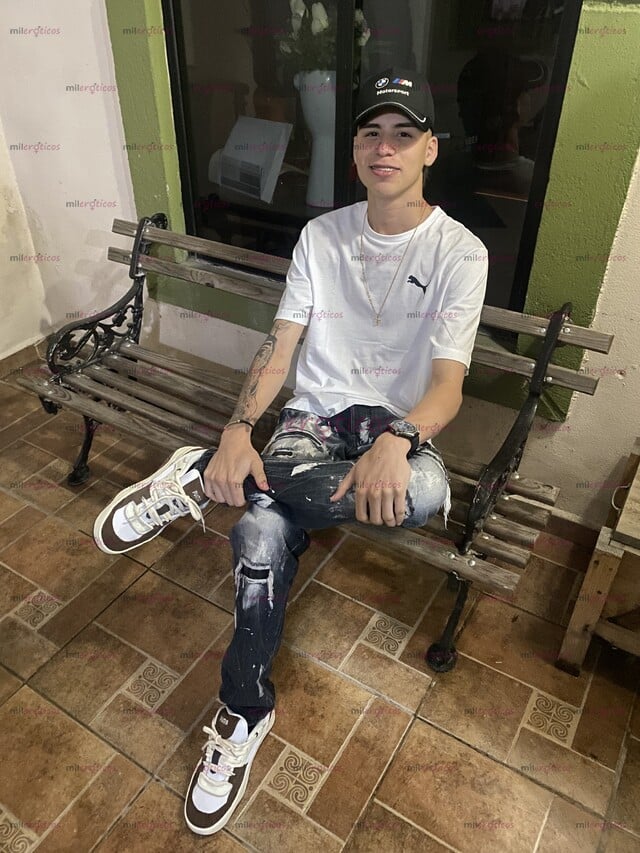 FOTOS DE JOVEN TATUADO DE 19 AÑOS EN BUSCA DE MUJERES QUE QUIERAN CUMPLIR SUS DESEOS