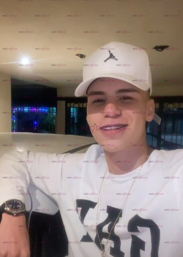 FOTOS DE JOVEN TATUADO DE 19 AÑOS EN BUSCA DE MUJERES QUE QUIERAN CUMPLIR SUS DESEOS
