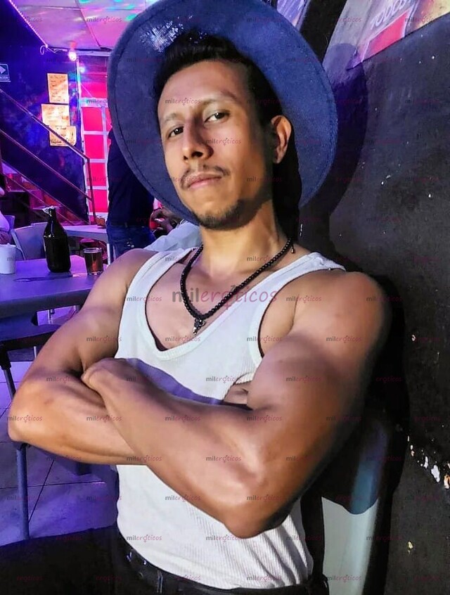 FOTOS DE TWINK UNIVERSITARIO COMPLACIENTE ATLETICO TATUADO