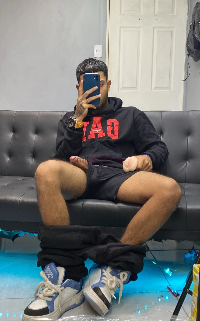 Hola soy heterome gusta follar duro pervertido extrovertido divertido y con ganas de complacertequiero metertelo todo y ver tu cara disfrutando de mi...