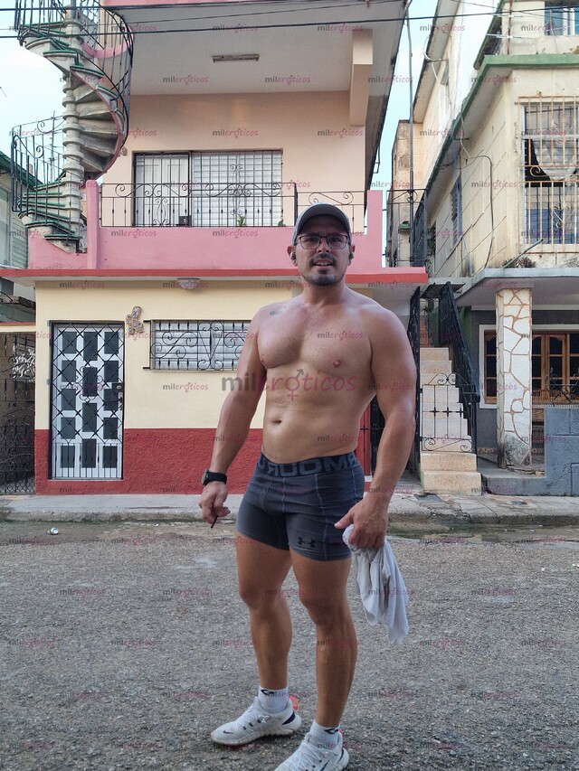FOTOS DE CUBANO RECIEN LLEGADO. LISTO PARA TENER BUENOS ENCUENTROS Y COMPLACER AL MÁXIMO.