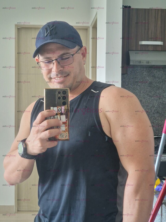 FOTOS DE CUBANO RECIEN LLEGADO. LISTO PARA TENER BUENOS ENCUENTROS Y COMPLACER AL MÁXIMO.