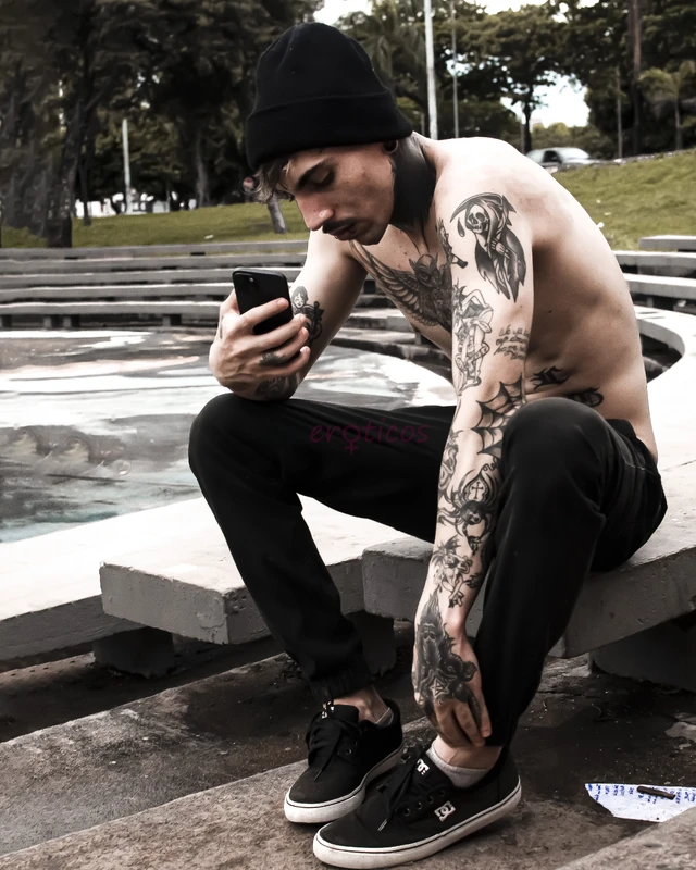 Novinho tatuado olhos verdes viciado em mamada e comer cuzinho vendo pack de videos e fotos 18 realizo fetiches 1 85 de altura pes 43 adoro gozar dent...