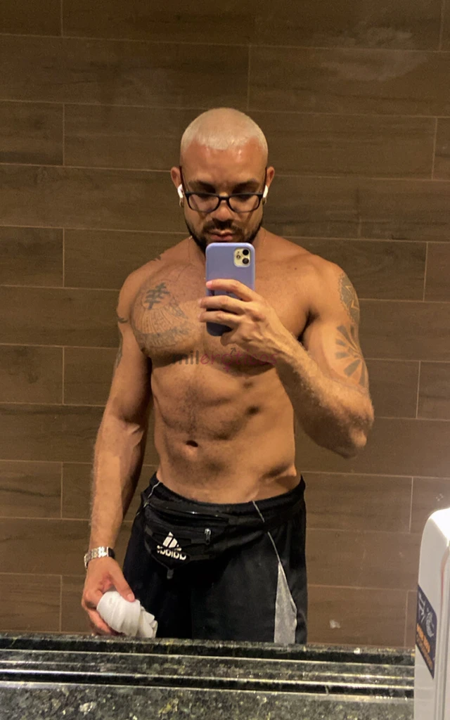 Ola deixe me me apresentar a voces meu nome e juan riveros tenho uma otima aparencia corpo malhado e algumas tatuagens 27 anos 1 85 de altura 90 kg so...