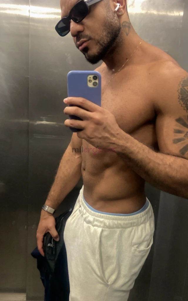 Ola deixe me me apresentar a voces meu nome e juan riveros tenho uma otima aparencia corpo malhado e algumas tatuagens 27 anos 1 85 de altura 90 kg so...