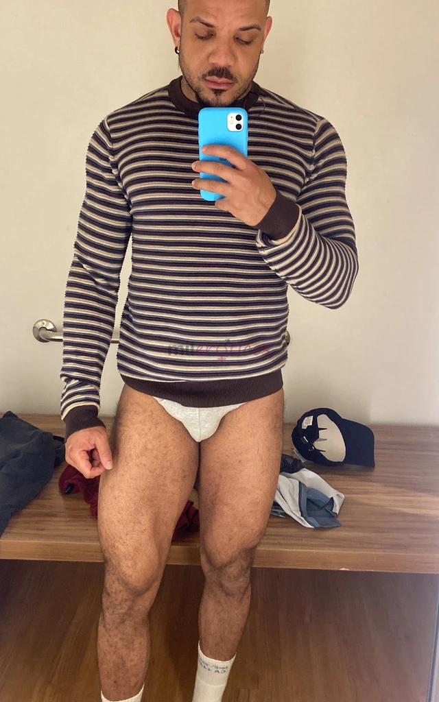 Ola deixe me me apresentar a voces meu nome e juan riveros tenho uma otima aparencia corpo malhado e algumas tatuagens 27 anos 1 85 de altura 90 kg so...