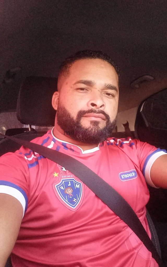 Ronaldo 39 anos educado limpo cheiroso cheio de saude aviciado por sexo com seguranca vou te fazer uma massagem sensacional depois vou te chupa todinh...