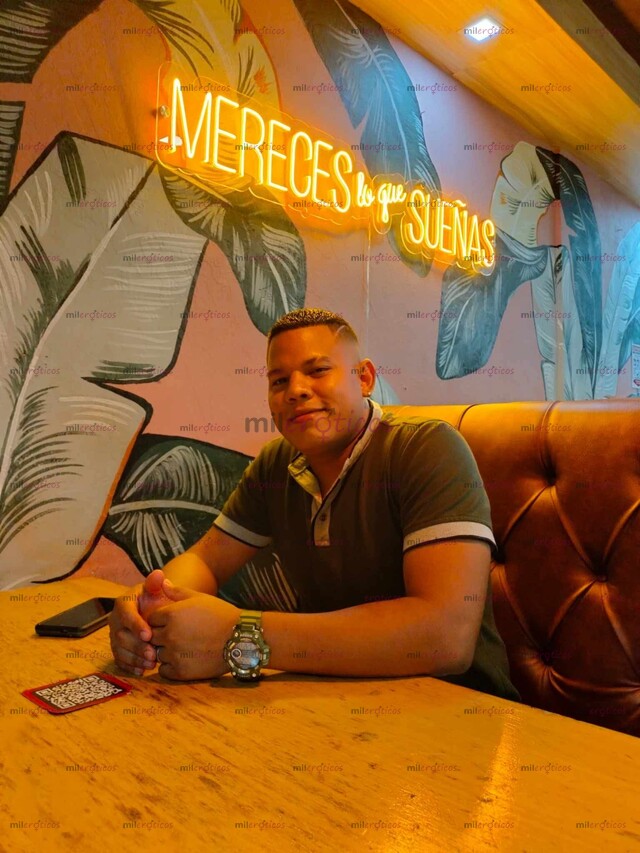 FOTOS DE CHICO MORENO VERSÁTIL JULIÁN ATRACTIVO DISPUESTO PARA CUMPLIR TUS FANTASÍA?