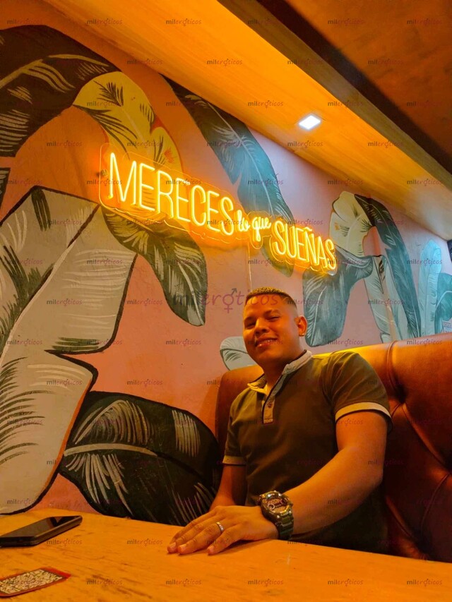 FOTOS DE CHICO MORENO VERSÁTIL JULIÁN ATRACTIVO DISPUESTO PARA CUMPLIR TUS FANTASÍA?