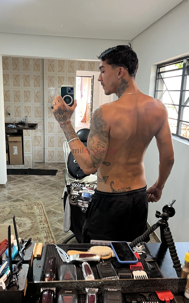 Novidade em sorocaba sou barbeiro naturista e atendo a vontade de cueca ou nu como preferir com opcao de finalizar com muita putaria e sacanagemlocal...