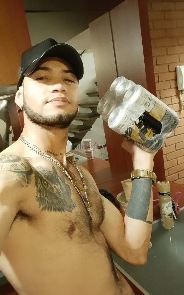 Kevin 23 anos trabajo con dedicacion y exigenciacon 23 anos mantengo un estilo de vida activo disciplinado y centrado en el deporte mi fisico refleja...