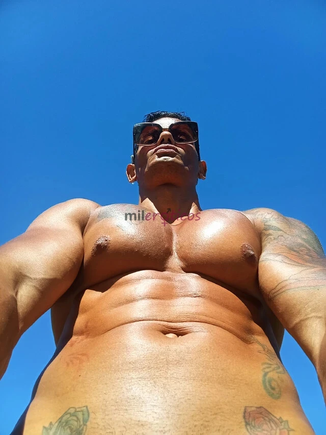 Disponivel para viajar a rola que bate no peitoral amp faco presencial meu fetiche e colocar nos meus clientes peruca langerir de mulher e fazer de pu...