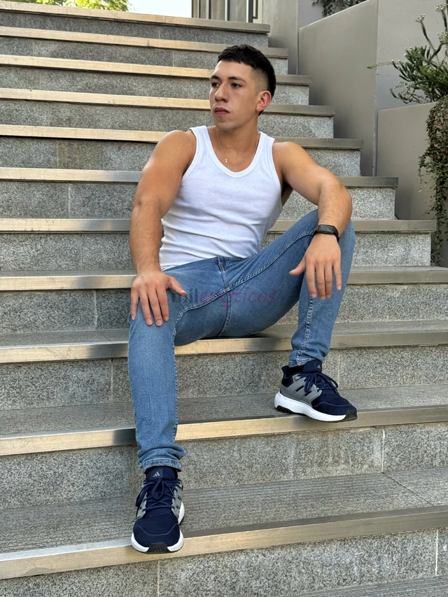 Tengo 23 anos y quiero acompanarte en los momentos de placer no todo es sexo una buena conversacion un masajito rico para recuperar energias quieres p...