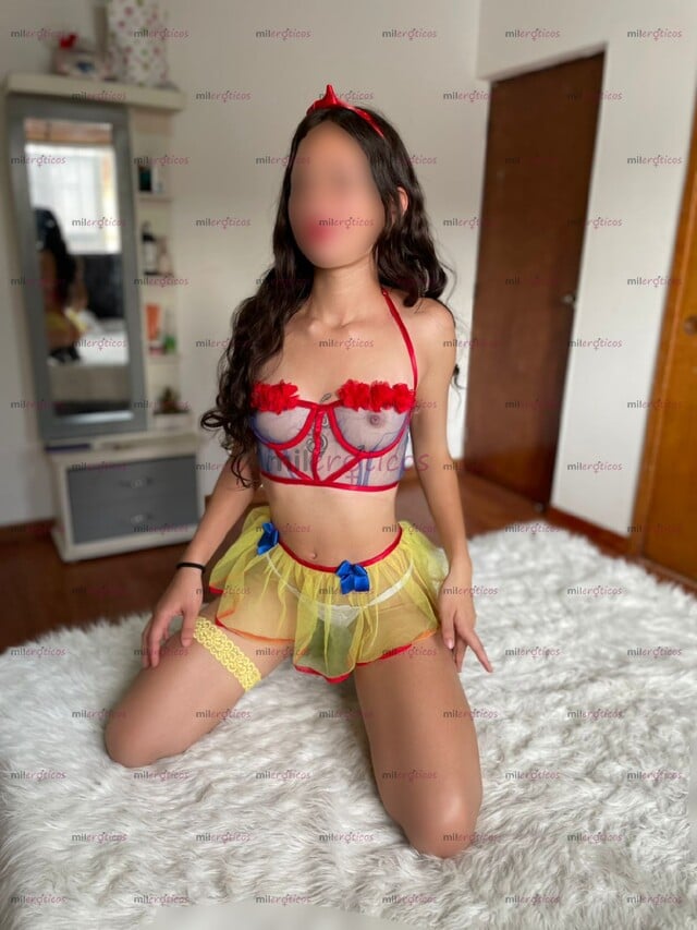FOTOS DE ENCANTADORA JOVENCITA DE PIEL BLANCA, CUERPO NATURAL Y LINDA CARA