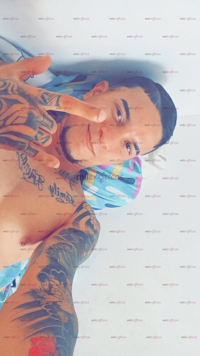 FOTOS DE FLACO ACTIVO TATUADO SÚPER DOTADO BIEN CALIENTE CON 21 CM DE VERGA BIEN GRUESA