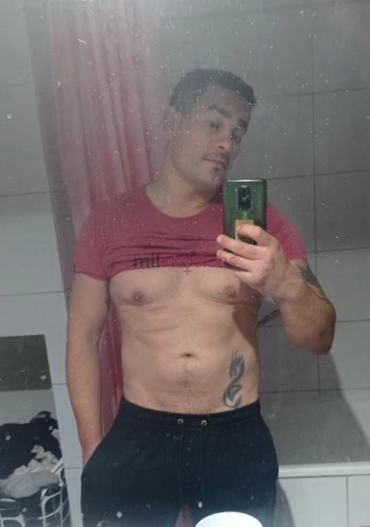 Macho caliente 39 anos chileno buena accion y confiable y carinoso si quieres mis fotos reales y actuales para que experimentes a un hombre de verdad...