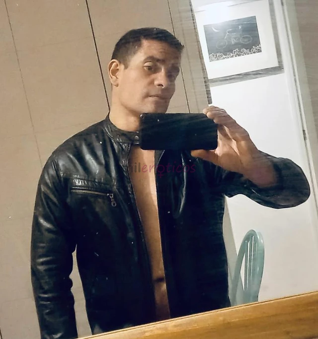 Macho caliente 39 anos chileno buena accion y confiable y carinoso si quieres mis fotos reales y actuales para que experimentes a un hombre de verdad...