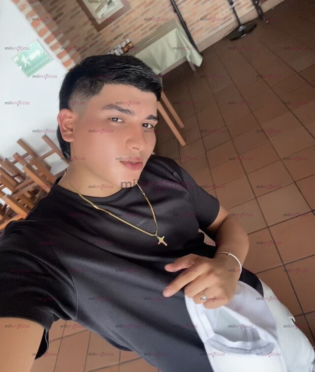 FOTOS DE JOVEN RELAJADO SERIO, CON GANAS DE HACER LO QUE MÁS TE GUSTA