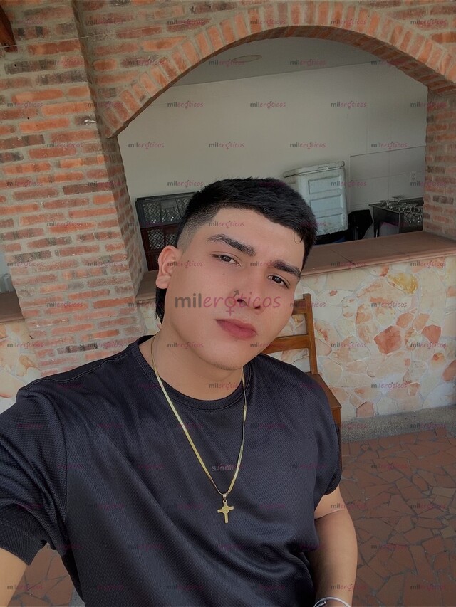 FOTOS DE JOVEN RELAJADO SERIO, CON GANAS DE HACER LO QUE MÁS TE GUSTA